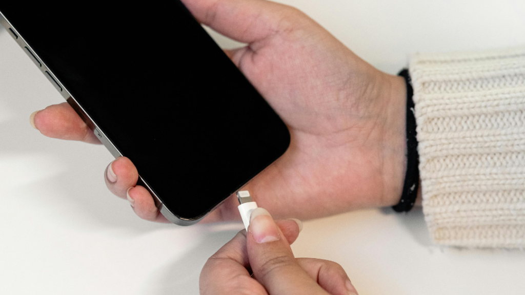 Conector de iPhone parou de funcionar: entenda o problema e como resolver